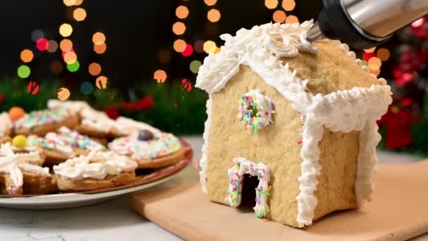 Dekorowanie Świątecznego Domku Piernika Białą Śmietaną Słodycze Desery Świąteczne — Wideo stockowe