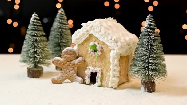 Kerstarrangement Van Peperkoek Huis Man Met Kerstbomen Tafel — Stockvideo