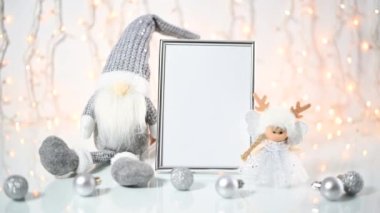 Noel cücesi, melek ve gümüş süslemelerle çevrili Noel çerçevesi