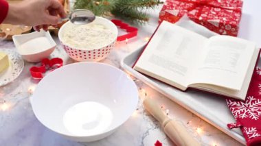 Tariften ev yapımı zencefilli kurabiye yapıyorum. Noel tatlısı yapmak için kâseye un döküyorum.