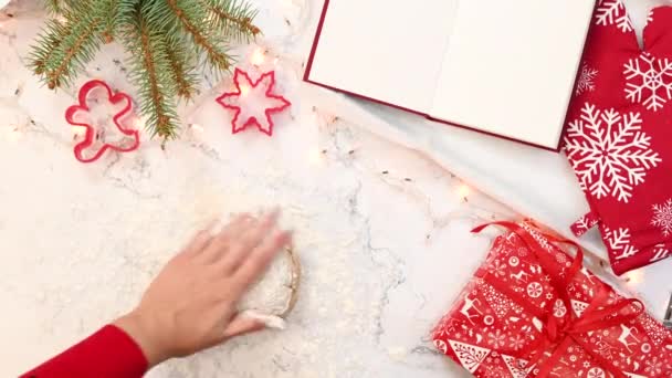 Fazendo Biscoitos Gengibre Caseiros Natal Com Rolo Pino Mesa Cozinha — Vídeo de Stock