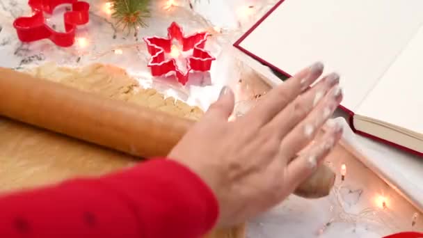 在厨房桌子上放有滚动销的圣诞姜饼的滚动面团 做传统的自制圣诞糖果 靠近点 — 图库视频影像