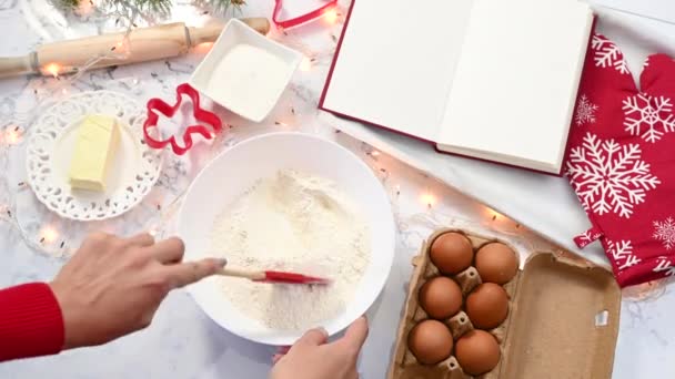 Hacer Galletas Caseras Jengibre Navidad Mezclando Huevos Con Harina Mesa — Vídeos de Stock