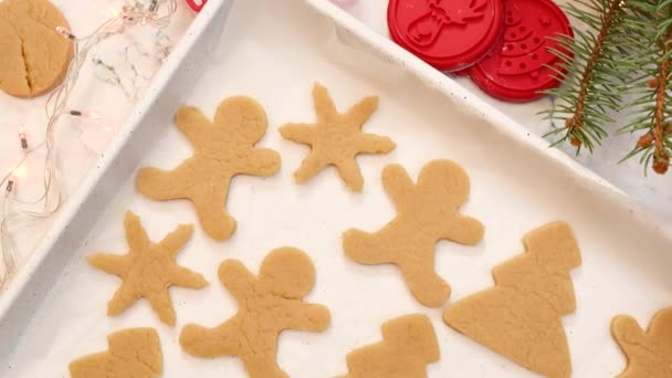 Boże Narodzenie Pierniki Ciasteczka Różnych Kształtach Tacy Pieczenia Stole Kuchennym — Wideo stockowe