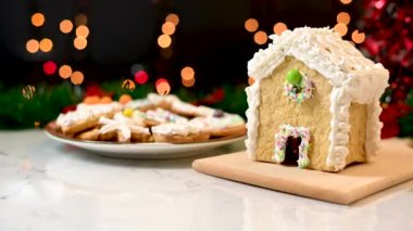 Masada yanıp sönen ışıklarla Noel tatlısı var. Geleneksel Noel evlerinde masada zencefilli kurabiye servis edilir.