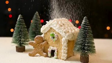 Noel kurabiyesi evi ve Noel ağaçlı erkek kurabiyeleri ve kar tanesi gibi barut şekeri