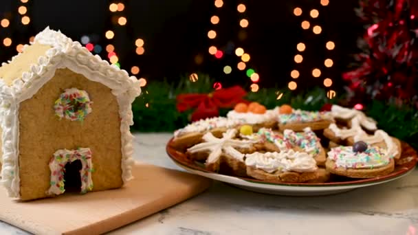 Kitchen Table Christmas Sweets Decorating Gingerbread House White Cream Preparing — Stock Video