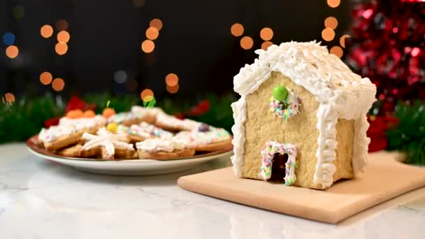 Świąteczne Słodycze Stole Migającymi Lampkami Tradycyjne Christmas Home Wykonane Pierniki — Wideo stockowe