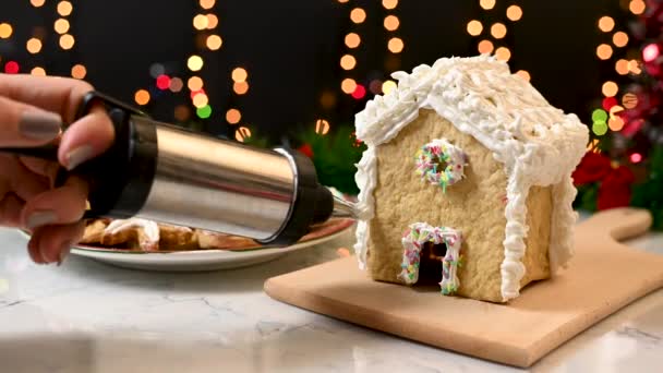 Manos Caucásicas Mujer Decorando Con Jeringa Galleta Casera Jengibre Hecha — Vídeos de Stock