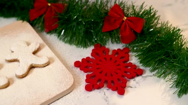 Drewniana Deska Tradycyjnymi Domowymi Piernikowymi Ciasteczkami Bożonarodzeniowymi Oraz Brakującym Pozostawiającym — Wideo stockowe