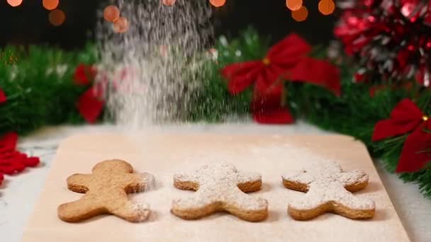 Вылить Порошок Сахара Три Рождественских Дома Сделал Пряники Человек Печенье — стоковое видео
