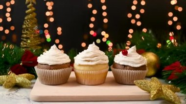 Ev dekorasyonu, kırmızı çobanpüskülü meyveli Noel pastası
