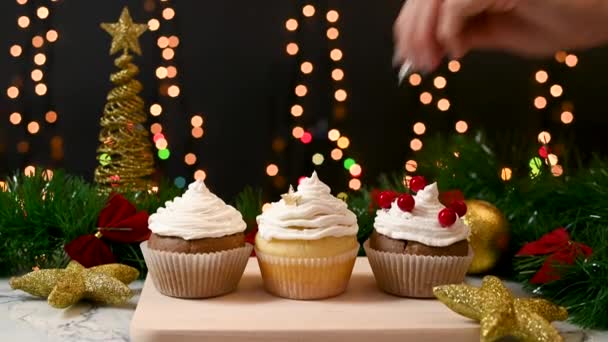 집에서 크리스마스맛있는 케익을 만들고 금색별로 장식하는 — 비디오