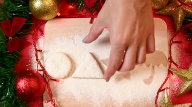 Kalamar oyununda bir zencefilli kurabiye alarak Noel için dalgona şekeri şekilleri