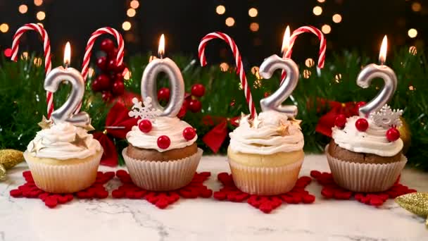 2022 Kaarsen Branden Voor Kerstmis Nieuwjaar Heerlijke Chocolade Versierde Cupcakes — Stockvideo