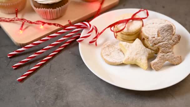 Karácsonyi Édességek Asztalon Mézeskalács Sütik Muffinok Cukornád Karácsonyi Dekorációval Villogó — Stock videók