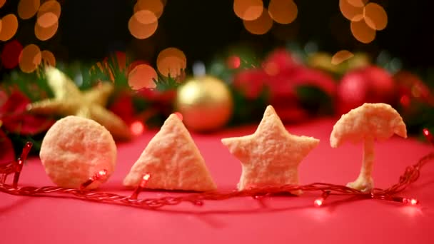 圣诞姜饼饼干 形状为乌贼游戏符号圆形 三角形 星形和伞形 附有圣诞装饰品 — 图库视频影像