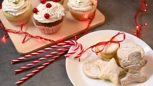 Karácsonyi Édességek Asztalon Mézeskalács Sütik Muffinok Cukornád Karácsonyi Dekorációval — Stock videók