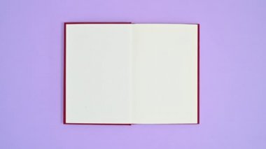 Koyu kırmızı ciltli kitap mor temada görünür ve açılır. Dur hareketi düz yatıyordu