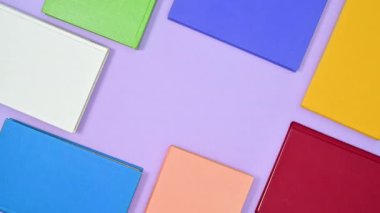 Mor tema üzerine hardcover eskici kitap farklı renkli çerçeve hareketi. Hareketi durdur