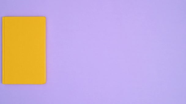 Жовте Тверде Покриття Ретро Старовинної Книги Рухається Ліворуч Фіолетову Тему — стокове відео
