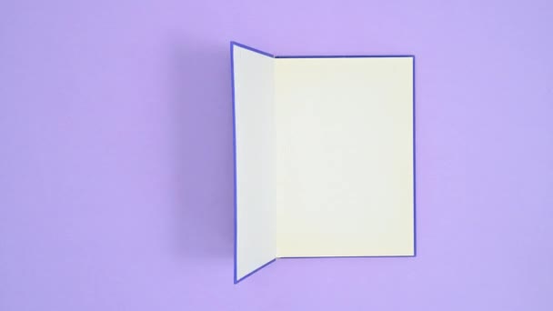 Ретро Книга Синей Твердой Обложке Выходит Фиолетовую Тему Открывается Стоп — стоковое видео