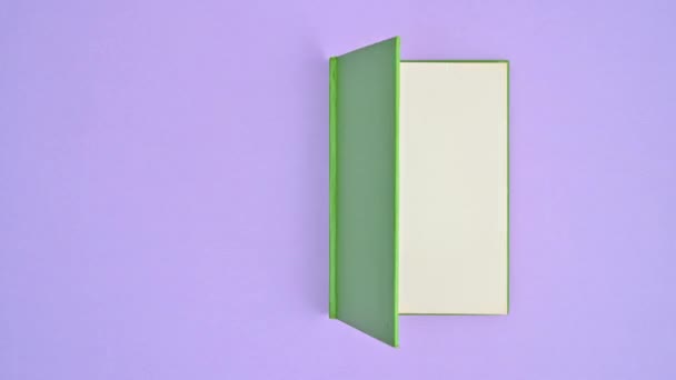 Светло Зеленые Ретро Книги Твердой Обложке Выходят Фиолетовую Тему Открываются — стоковое видео