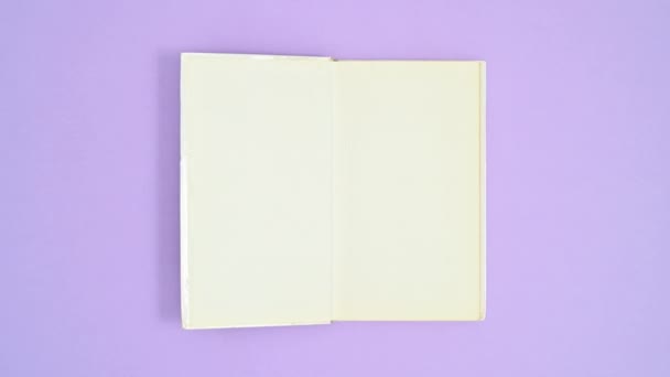 Libro Bianco Copertina Rigida Aperto Appaiono Sul Tema Viola Chiuso — Video Stock