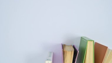 Masanın üzerinde canlı renklerde klasik ciltli kitaplar var. Düz konum stop hareketi 