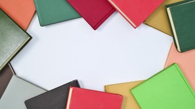 Sert yeşil kapak kırmızı ve farklı renkte kitaplar beyaz temalı metin için çerçeve oluşturur. Hareketi durdur