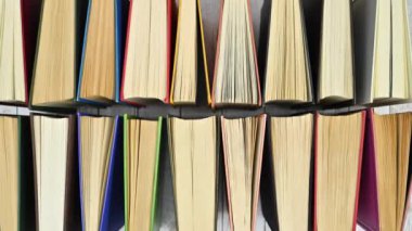 İki sıra halinde sipariş edilen antika ciltli ciltli kitapların solukluğu ahşap masaya taşınır. Düz konum stop hareketi