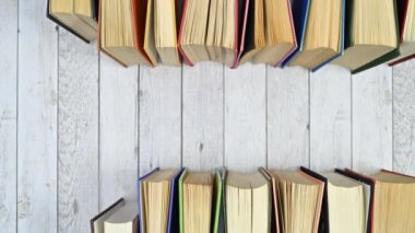 Antika ciltli kitap yığını ahşap temanın en altında yer alıyor. Dur hareketi düz yatıyordu