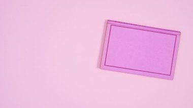 Pastel ciltli kitapların solukluğu diğerinin kaybolmasını ve pastel pembe temada görünmesini emretti. Dur hareketi düz yatıyordu