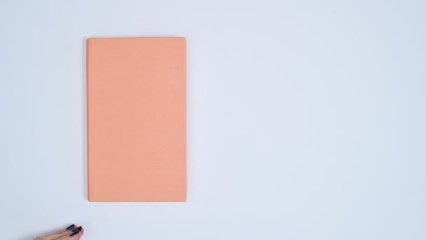 Mano Spostare Copertina Rigida Libro Arancione Libro Apre Sul Tavolo — Video Stock
