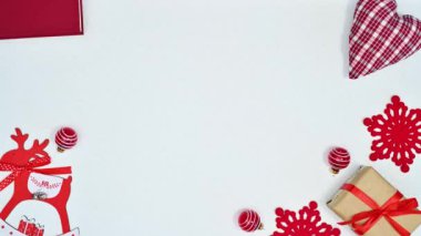 Yazılı kitap ve Noel için beyaz temalı şirin dekorasyonlar. Hareketi durdur