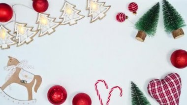 Beyaz temalı farklı Noel süslerinden oluşan yeni yıl aralığı. Hareketi durdur