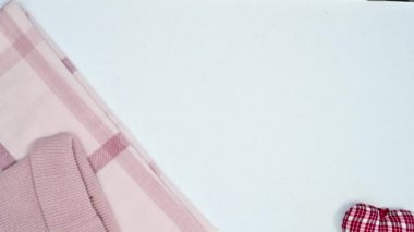 Şirin kırmızı pastel pembe Noel ve yanıp sönen ışıklarla süslenmiş kış süslemeleri ve açık bir kitap. Hareketi durdur