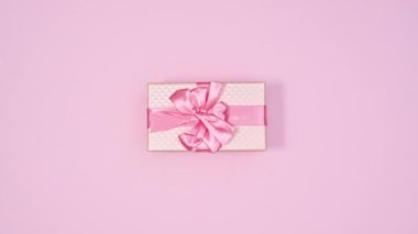 Noel kurabiyeleri pembe renk pembe temalı kurdeleyle pembe hediye kutusuna girer. Hareketi durdur