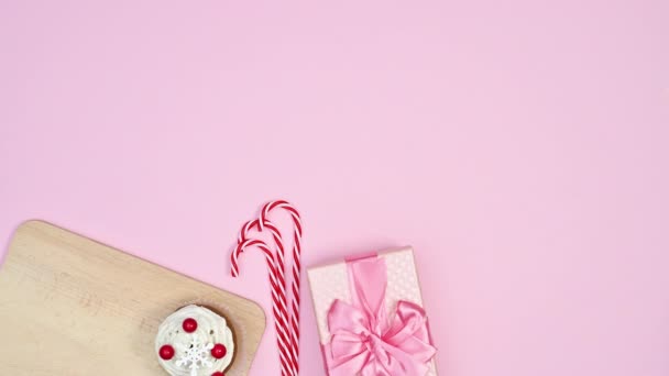 Arranjo Natal Com Biscoitos Gengibre Cupcakes Sobre Tema Rosa Pastel — Vídeo de Stock