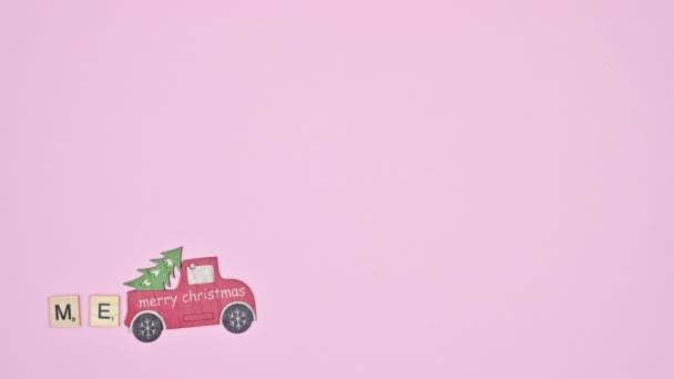 Noel Ağacıyla Küçük Ahşap Bir Minibüs Geçiyor Mutlu Noeller Geride — Stok video