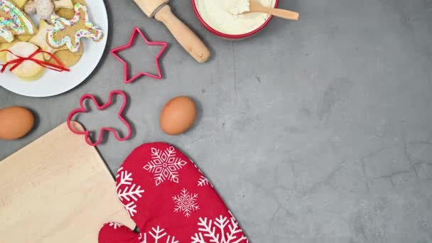 Pasteles Navidad Taza Galletas Jengibre Aparecen Mesa Con Ingredientes Para — Vídeos de Stock