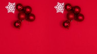 Kırmızı temalı iki Noel Baba şapkası yapıyorum. Hareketi durdur