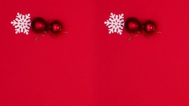 Kırmızı temalı iki Noel Baba şapkası yapıyorum. Hareketi durdur