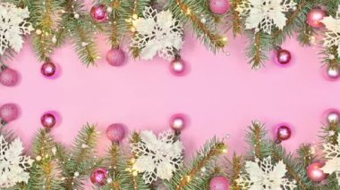 Güzel pastel Noel düzenlemeleri, çam dalları, süsler ve pastel pembe temalı yanıp sönen ışıklar. Hareketi durdur
