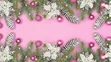 Güzel pastel Noel düzenlemeleri, çam dalları, süsler ve pastel pembe temalı yanıp sönen ışıklar. Hareketi durdur