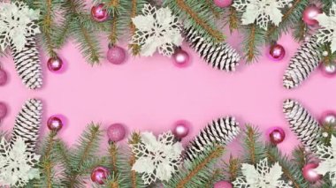 Çam ağacından dalların süslerle ve yanıp sönen ışıkların güzel Noel düzenlemeleri pastel pembe temada belirir. Hareketi durdur