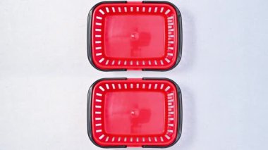 Noel süsleriyle dolu iki alışveriş sepeti. Hareketi durdur