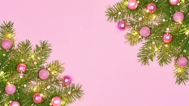 用粉红粉红的粉红装饰在冷杉枝条上的圣诞布置上闪烁着光芒 停止运动 — 图库视频影像
