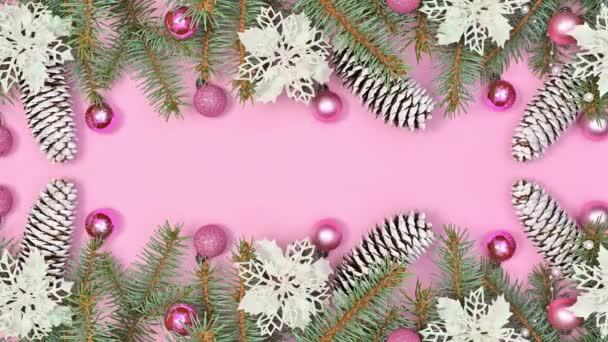 Krásné Vánoční Uspořádání Borovicových Větviček Ozdobami Blikajícími Světly Objevují Pastelově — Stock video