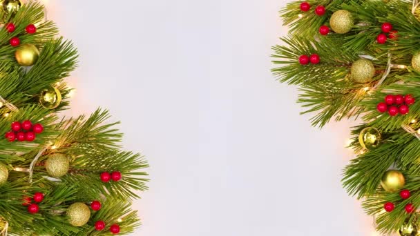 Weihnachtsschmuck mit blinkenden Lichtern links und rechts mit Tannenzweigen und Stechpalmen. Stop-Motion